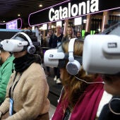 Visitants de l'ISE provant unes ulleres virtuals de l'empresa BLIT