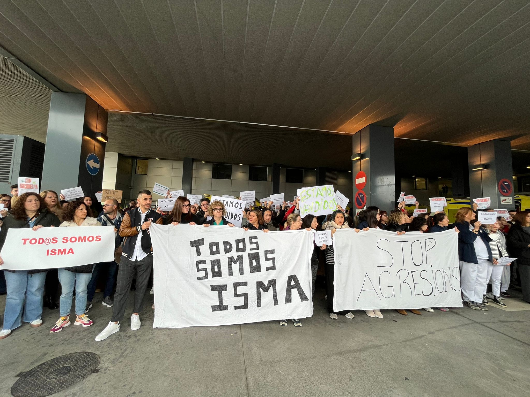 El personal sanitario del Chuac muestra su descontento con la gerencia del hospital al grito de "Verde Dimisión" El personal sanitario del Chuac muestra su descontento con la gerencia del hospital al grito de "Verde Dimisión"