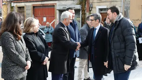 Félix Bolaños, acompañado por Adrián Barbón, saluda a Jesús María Chamorro y Guillermo Peláez. Félix Bolaños, acompañado por Adrián Barbón, saluda a Jesús María Chamorro y Guillermo Peláez