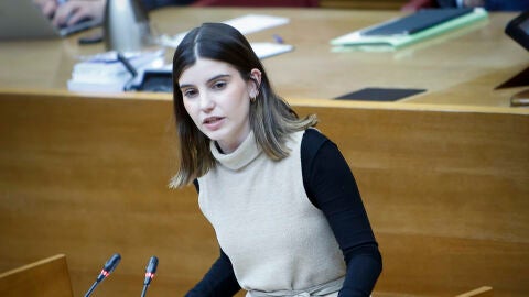 La diputada del PP Luc&iacute;a Peral durante una intervenci&oacute;n en Les Corts.