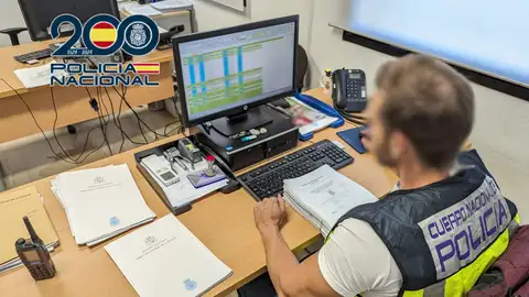 Agente analizando la información encontrada Agente analizando la información encontrada