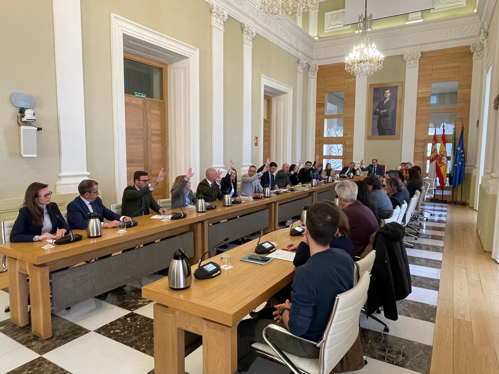 Aprobados los presupuestos de 2025 en el Ayuntamiento de Cáceres con el voto del PP y la abstención del PSOE Aprobados los presupuestos de 2025 en el Ayuntamiento de Cáceres con el voto del PP y la abstención del PSOE