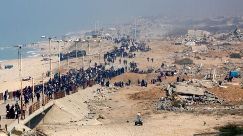 Decenas de miles de palestinos, desplazados por las fuerzas israel&iacute;es, regresan a sus casas por la calle Al-Rashid