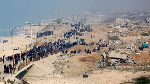 Regreso a Gaza Decenas de miles de palestinos, desplazados por las fuerzas israelíes, regresan a sus casas por la calle Al-Rashid