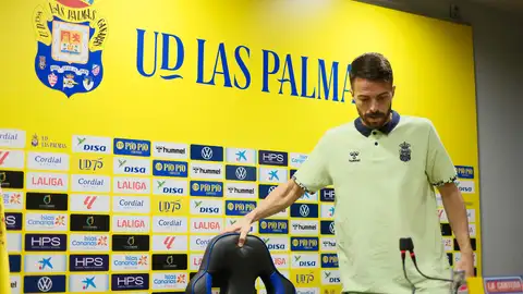 El capitán de la Unión Deportiva Las Palmas, Kirian Rodríguez, ha confirmado este jueves que ha recaído del cáncer que le diagnosticaron en 2022, un linfoma de Hodgkin. En la imagen, el jugador se dispone a dar la rueda de prensa en la que lo comunica El capitán de la Unión Deportiva Las Palmas, Kirian Rodríguez, ha confirmado este jueves que ha recaído del cáncer que le diagnosticaron en 2022, un linfoma de Hodgkin. En la imagen, el jugador se dispone a dar la rueda de prensa en la que lo comunica