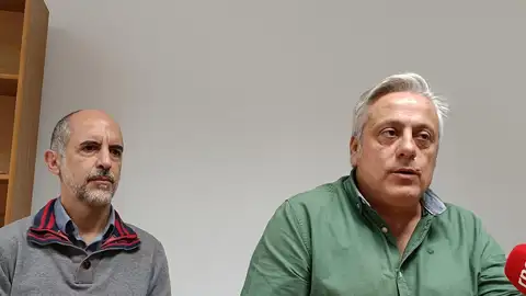 Archivo - El portavoz de X Mérida, Miguel Valdés, junto al edil de esta formación, Ángel de las Heras, en una imagen de archivo. - Archivo - El portavoz de X Mérida, Miguel Valdés, junto al edil de esta formación, Ángel de las Heras, en una imagen de archivo. -