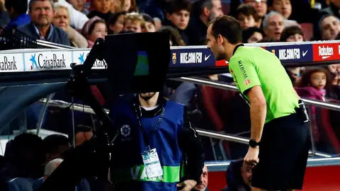 Louzán anuncia un "cambio estructural" en el arbitraje español Louzán anuncia un "cambio estructural" en el arbitraje español