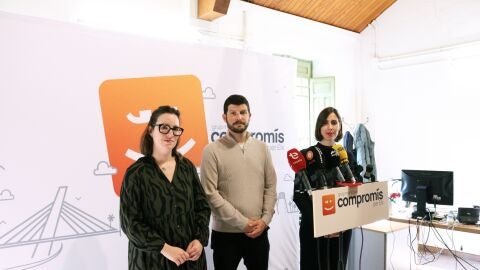 De izquierda a derecha: Noem&iacute; Candela, Carles Esteve y Esther D&iacute;ez, de Comprom&iacute;s. 