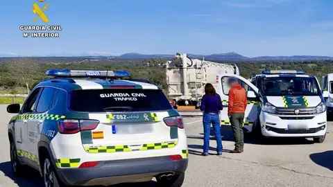 La Guardia Civil incauta una bolsa con 500 gramos de cogollos de marihuana a un conductor a la altura de Trujillo La Guardia Civil incauta una bolsa con 500 gramos de cogollos de marihuana a un conductor a la altura de Trujillo