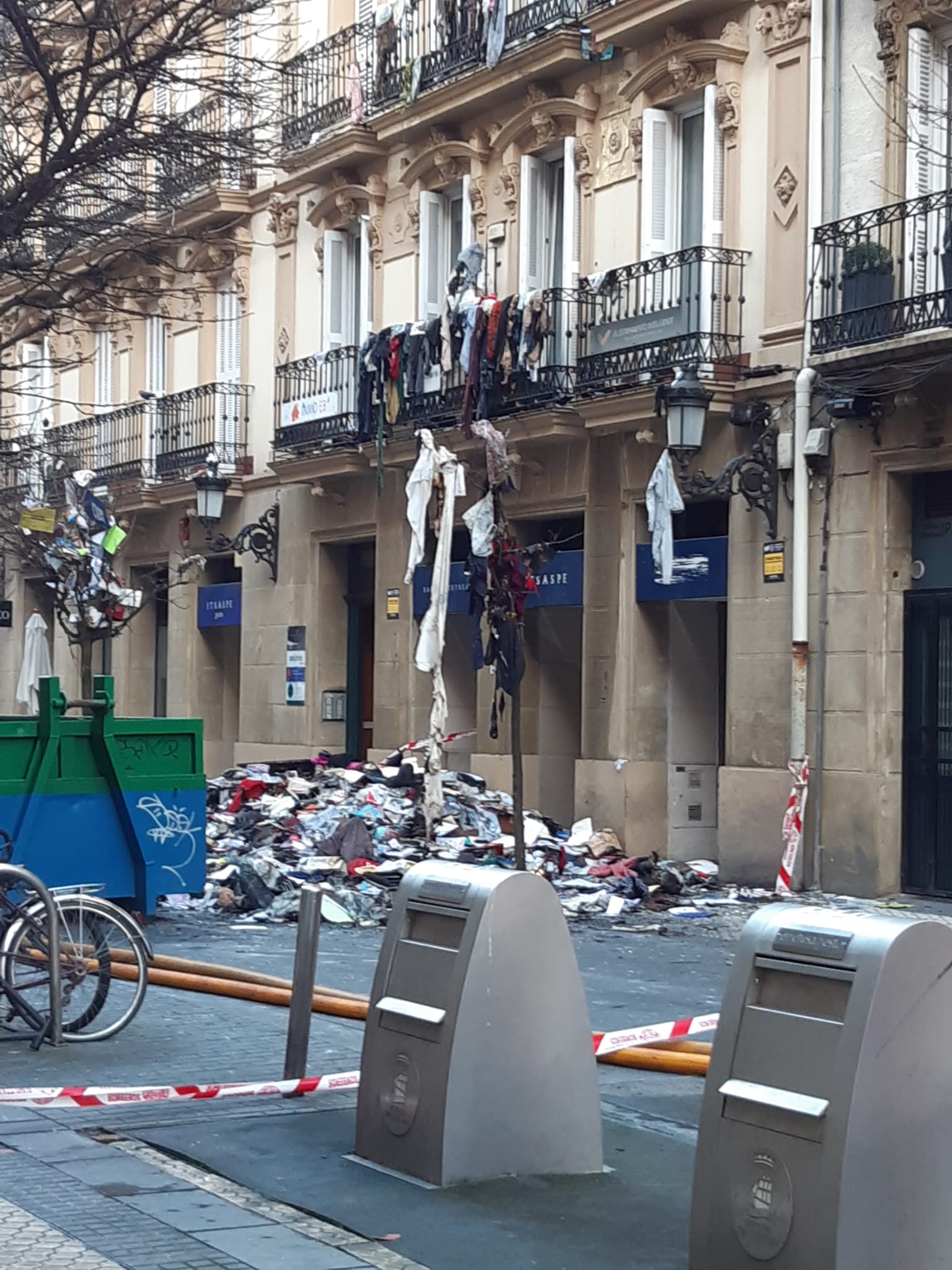 Realojadas 17 personas por el incendio de un piso en el centro de Donostia Realojadas 17 personas por el incendio de un piso en el centro de Donostia