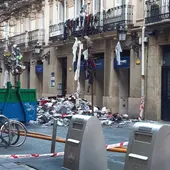 Basura que los bomberos de Donostia retiran del piso incendiado Basura que los bomberos de Donostia retiran del piso incendiado