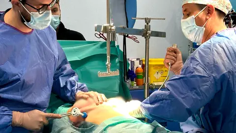 El Servicio de Cirugía Pediátrica de Quirónsalud Málaga implementa una técnica revolucionaria para reducir el dolor en intervenciones de pectus excavatum El Servicio de Cirugía Pediátrica de Quirónsalud Málaga implementa una técnica revolucionaria para reducir el dolor en intervenciones de pectus excavatum