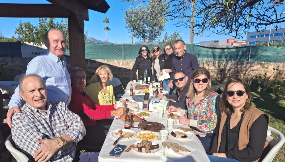 Casi un centenar de personas se reunieron en el terreno rústico de 14.000 m2 de la carretera de Sóller que alberga los Huertos Sociales ASIMA, para disfrutar de una torrada. Casi un centenar de personas se reunieron en el terreno rústico de 14.000 m2 de la carretera de Sóller que alberga los Huertos Sociales ASIMA, para disfrutar de una torrada.