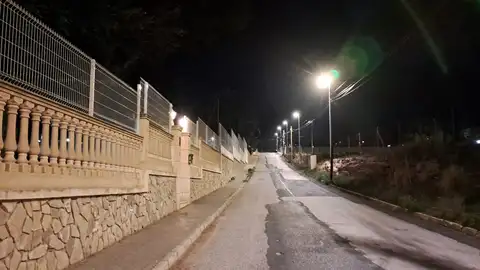 Una de la calles de la urbanización Bonavista de Elche en las que se ha instalado alumbrado público. Una de la calles de la urbanización Bonavista de Elche en las que se ha instalado alumbrado público.