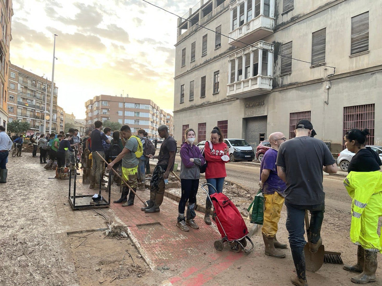 El Gobierno aprueba regularizar a 25.000 inmigrantes afectados por la DANA El Gobierno aprueba regularizar a 25.000 inmigrantes afectados por la DANA