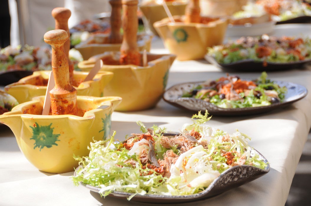 Gastronomia i cohesió social: el xató uneix cultures a les escoles de Cubelles Gastronomia i cohesió social: el xató uneix cultures a les escoles de Cubelles