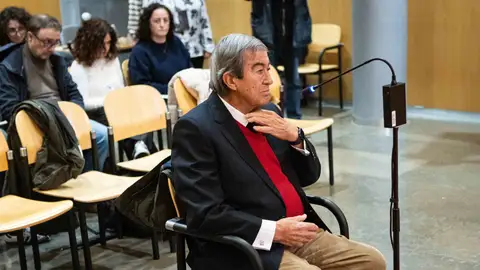 Francisco Álvarez-Cascos sentado durante el juicio en la Audiencia Provincial Francisco Álvarez-Cascos sentado durante el juicio en la Audiencia Provincial