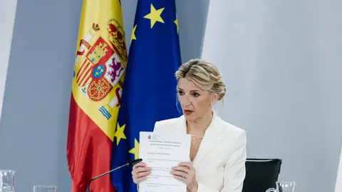 Yolanda Díaz explicando la medida de la reducción de la jornada laboral en la rueda de prensa posterior al Consejo de Ministros Yolanda Díaz explicando la medida de la reducción de la jornada laboral en la rueda de prensa posterior al Consejo de Ministros