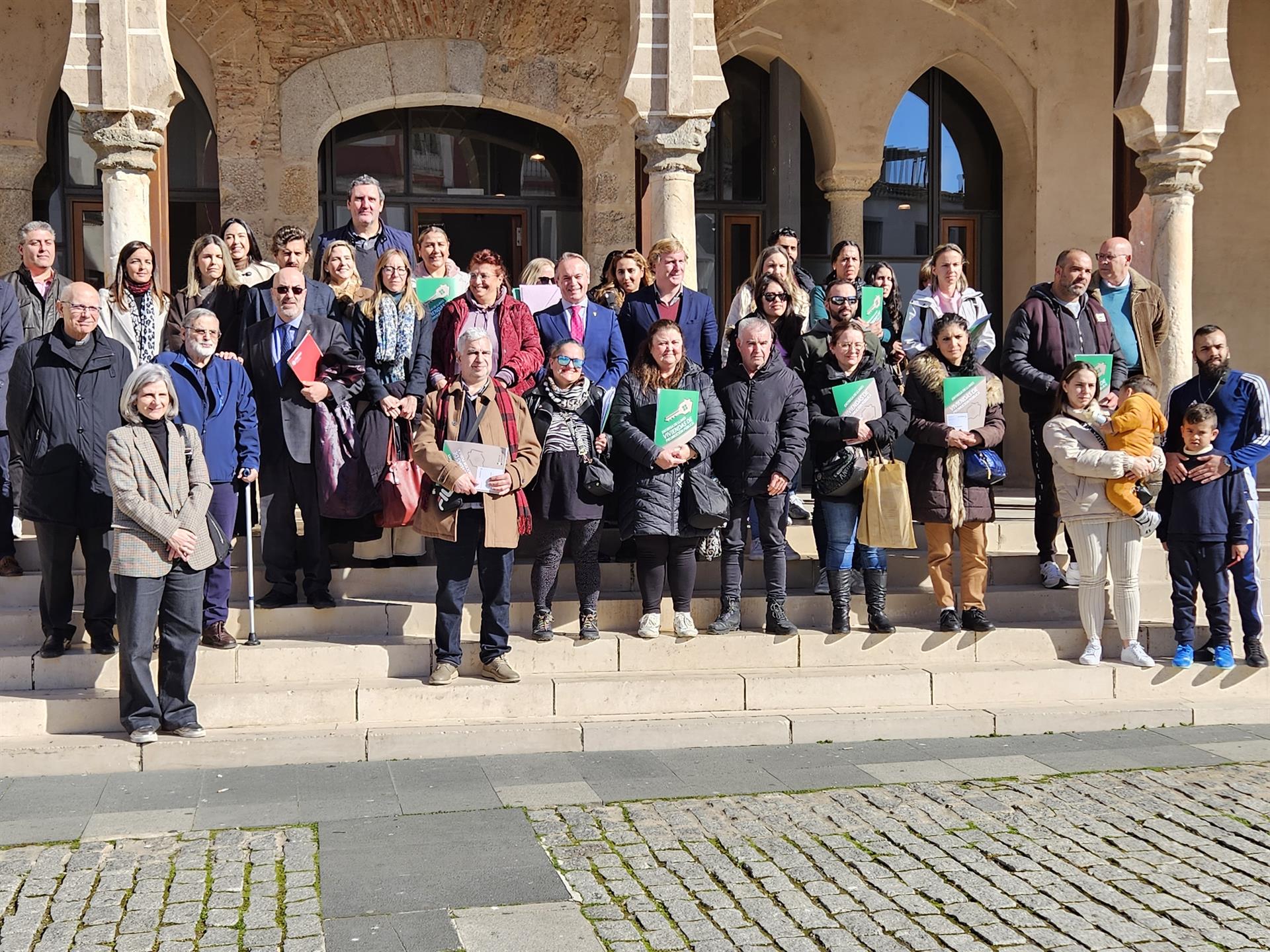 La Junta entrega las llaves de 40 viviendas públicas en la ciudad de Badajoz, 20 de ellas cedidas a Cáritas La Junta entrega las llaves de 40 viviendas públicas en la ciudad de Badajoz, 20 de ellas cedidas a Cáritas
