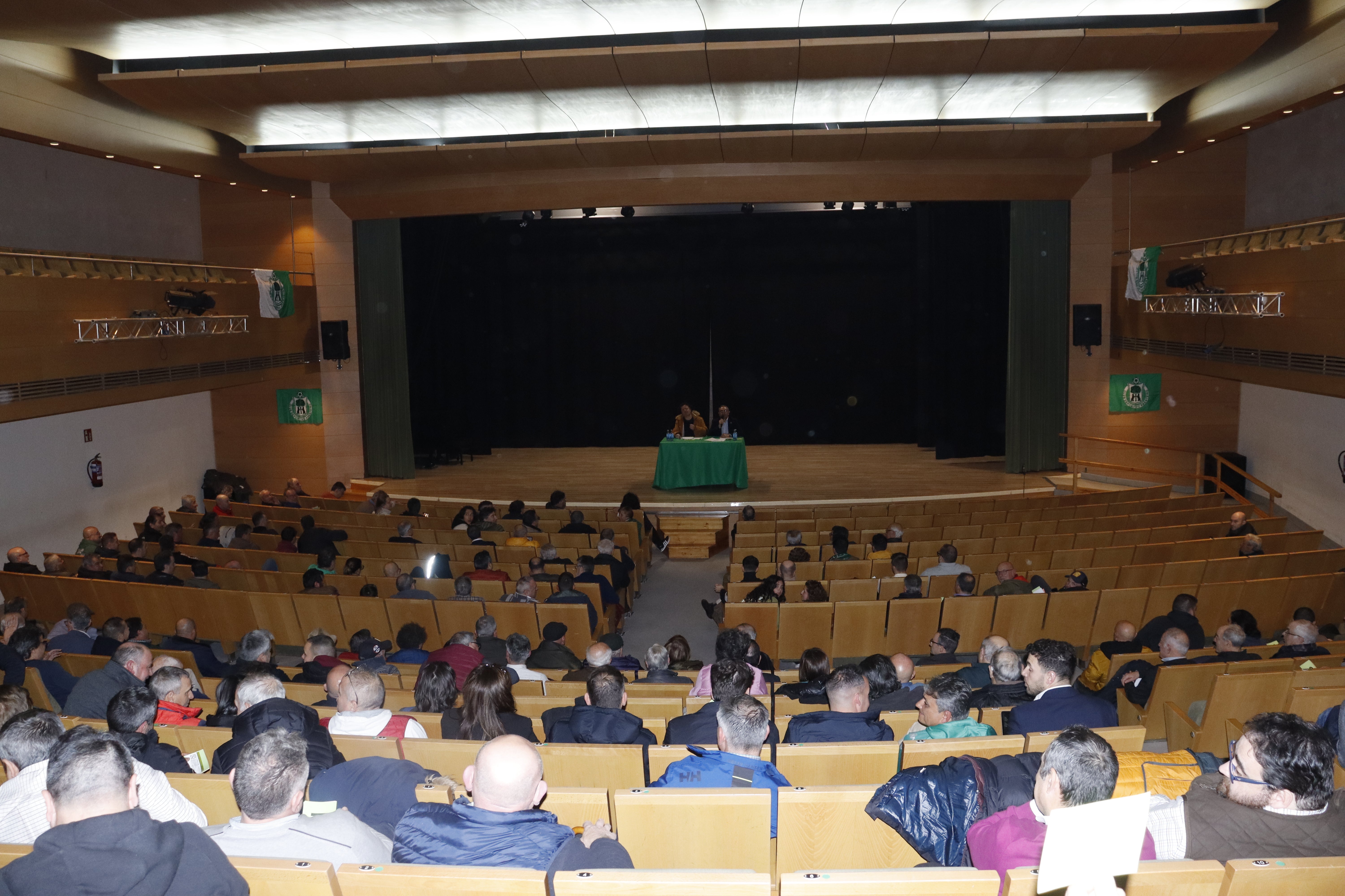 Os socios de CD Arenteiro aproban en asamblea os inicios dos trámites para convertirse en SAD Os socios de CD Arenteiro aproban en asamblea os inicios dos trámites para convertirse en SAD