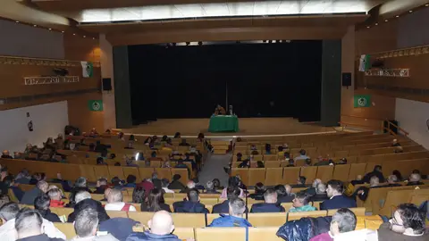 Os socios de CD Arenteiro aproban en asamblea os inicios dos trámites para convertirse en SAD Os socios de CD Arenteiro aproban en asamblea os inicios dos trámites para convertirse en SAD