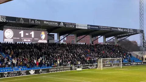 El Fondo Oeste del Reina Sofía durante el último partido como local del equipo salmantino El Fondo Oeste del Reina Sofía durante el último partido como local del equipo salmantino