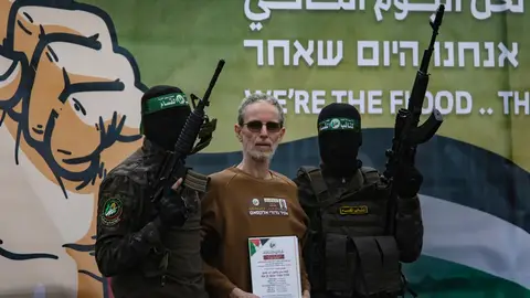 En la imagen el rehén israelí Ohad Ben-Ami antes de ser entregado por milicianos de Hamás a un equipo de la Cruz Roja. En la imagen el rehén israelí Ohad Ben-Ami antes de ser entregado por milicianos de Hamás a un equipo de la Cruz Roja.