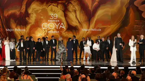 Los equipos de la películas ´El 47´ y ´La Infiltrada´ tras recibir el Goya ex aequo a la ´mejor película´ en la 39 edición de los Premios Goya ya Los equipos de la películas ´El 47´ y ´La Infiltrada´ tras recibir el Goya ex aequo a la ´mejor película´ en la 39 edición de los Premios Goya ya