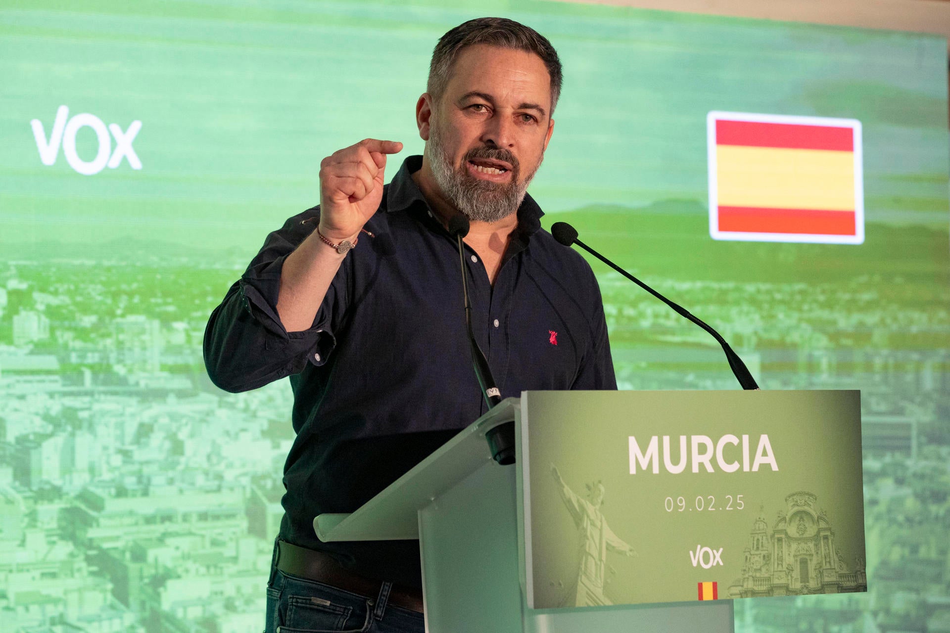 Abascal presiona al PP para que rompa los pactos con el PSOE en Bruselas si quiere su apoyo para los presupuestos Abascal presiona al PP para que rompa los pactos con el PSOE en Bruselas si quiere su apoyo para los presupuestos