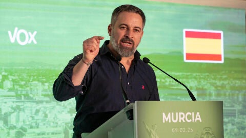 El presidente de Vox, Santiago Abascal, durante su intervenci&oacute;n en el encuentro con afiliados y simpatizantes celebrado este domingo en El Palmar (Murcia)