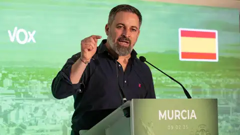 El presidente de Vox, Santiago Abascal, durante su intervención en el encuentro con afiliados y simpatizantes celebrado este domingo en El Palmar (Murcia) El presidente de Vox, Santiago Abascal, durante su intervención en el encuentro con afiliados y simpatizantes celebrado este domingo en El Palmar (Murcia)