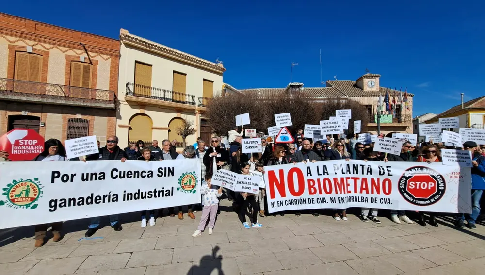Los manifestantes en la plaza del Ayuntamiento Los manifestantes en la plaza del Ayuntamiento