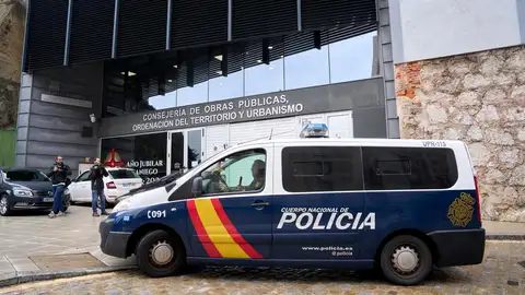Coches de policía en la entrada de la consejería de Obras Públicas Coches de policía en la entrada de la consejería de Obras Públicas