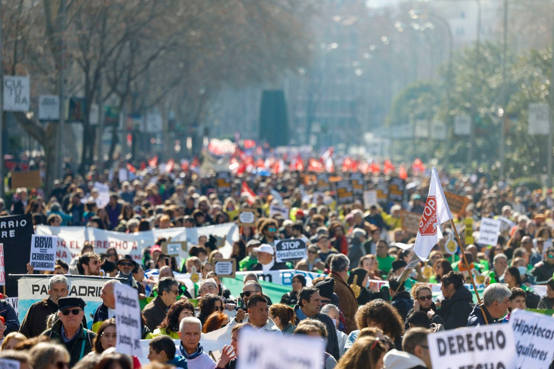 Miles de personas marchan en Madrid por el derecho a la vivienda y contra la especulación Miles de personas marchan en Madrid por el derecho a la vivienda y contra la especulación