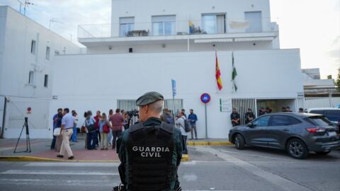 Un guardia civil custodia la entrada de los juzgados de Barbate (C&aacute;diz)