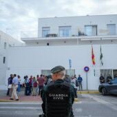Un guardia civil custodia la entrada de los juzgados de Barbate (Cádiz)