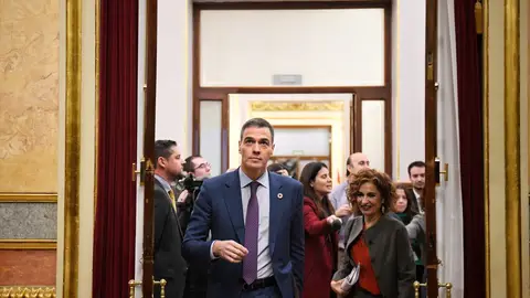 Pedro Sánchez y María Jesus Montero entrando al Congreso de los Diputados Pedro Sánchez y María Jesus Montero entrando al Congreso de los Diputados