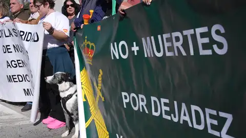 Concentración frente a la comandancia de la Guardia Civil de Cádiz en apoyo a todos los agentes y en memoria de los fallecidos al ser embestidos por una narcolancha en el puerto de Barbate Concentración frente a la comandancia de la Guardia Civil de Cádiz en apoyo a todos los agentes y en memoria de los fallecidos al ser embestidos por una narcolancha en el puerto de Barbate