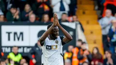 El defensa del Valencia Diakhaby durante el partido de LaLiga disputado este domingo El defensa del Valencia Diakhaby durante el partido de LaLiga disputado este domingo