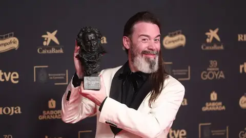 El premiado, con el galardón El premiado, con el galardón