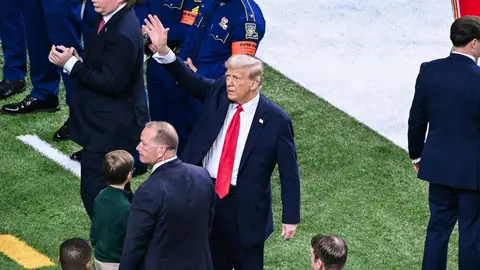 El presidente de Estados Unidos, Donald Trump, en el césped del estadio a su llegada El presidente de Estados Unidos, Donald Trump, en el césped del estadio a su llegada