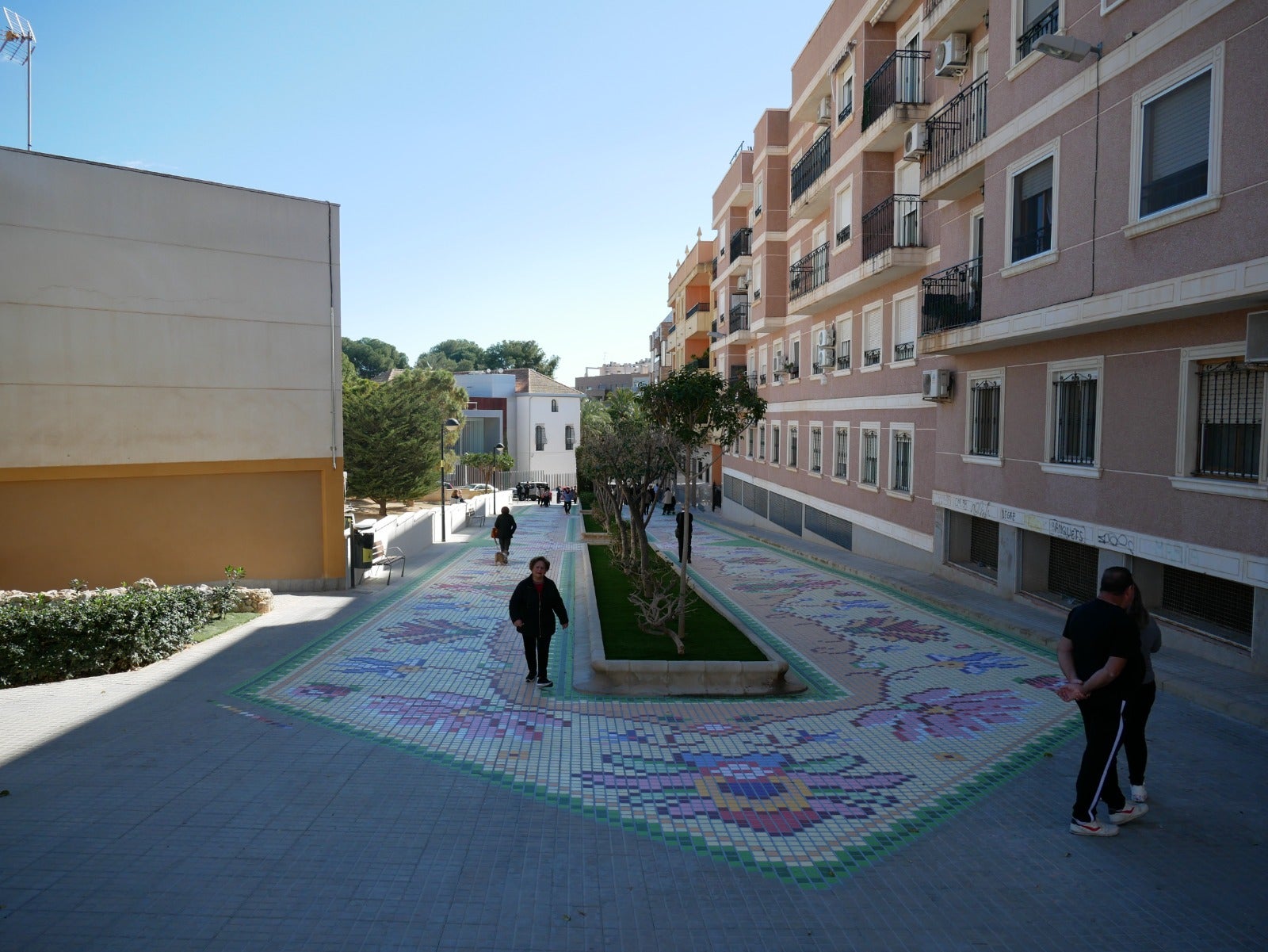Crevillent perpetúa el recuerdo a la industria de la alfombra con una pintura de 70 metros de longitud sobre el pavimiento de la calle Les Estores Crevillent perpetúa el recuerdo a la industria de la alfombra con una pintura de 70 metros de longitud sobre el pavimiento de la calle Les Estores