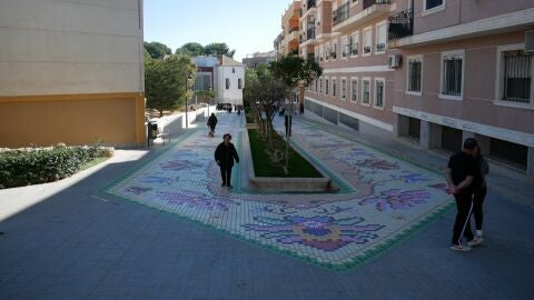 Pintura que recrea una alfombra que se ha realizado en la calle Les Estores de Crevillent.