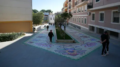 Pintura que recrea una alfombra que se ha realizado en la calle Les Estores de Crevillent. Pintura que recrea una alfombra que se ha realizado en la calle Les Estores de Crevillent.