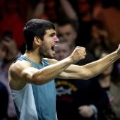 Alcaraz logra en Rotterdam su primer título bajo techo