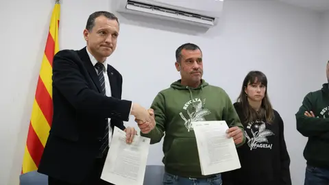 El Gremi de la Pagesia desconvoca els talls de carreteres després de tancar un acord amb el Govern El Gremi de la Pagesia desconvoca els talls de carreteres després de tancar un acord amb el Govern