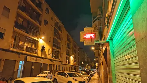 Termómetro en una calle de Elche en una imagen de archivo. Termómetro en una calle de Elche en una imagen de archivo.