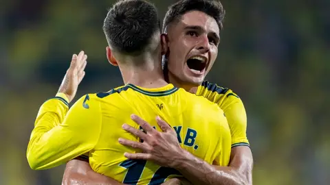 Cardona se abraza a Baena para celebrar un gol Cardona se abraza a Baena para celebrar un gol