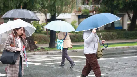 Varias personas protegiéndose de la lluvia en Sevilla el pasado 27 de enero Varias personas protegiéndose de la lluvia en Sevilla el pasado 27 de enero