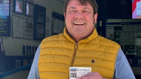 Vicente P&eacute;rez, lotero, con el n&uacute;mero premiado